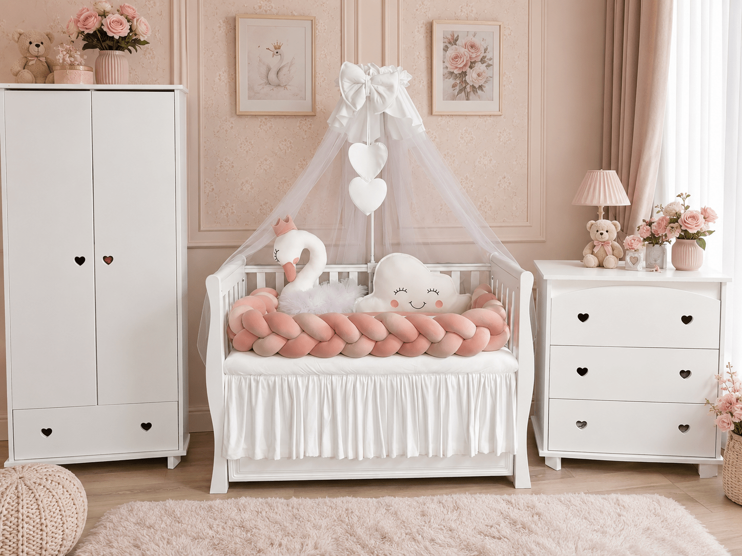 Lenjerie-Personalizata-Bebelusi-24-10-2025-1 Lenjerie de patut personalizata 11 piese -Laterale Impletite Catifea Pink Lebada - PEPPIbambini - imagine 1