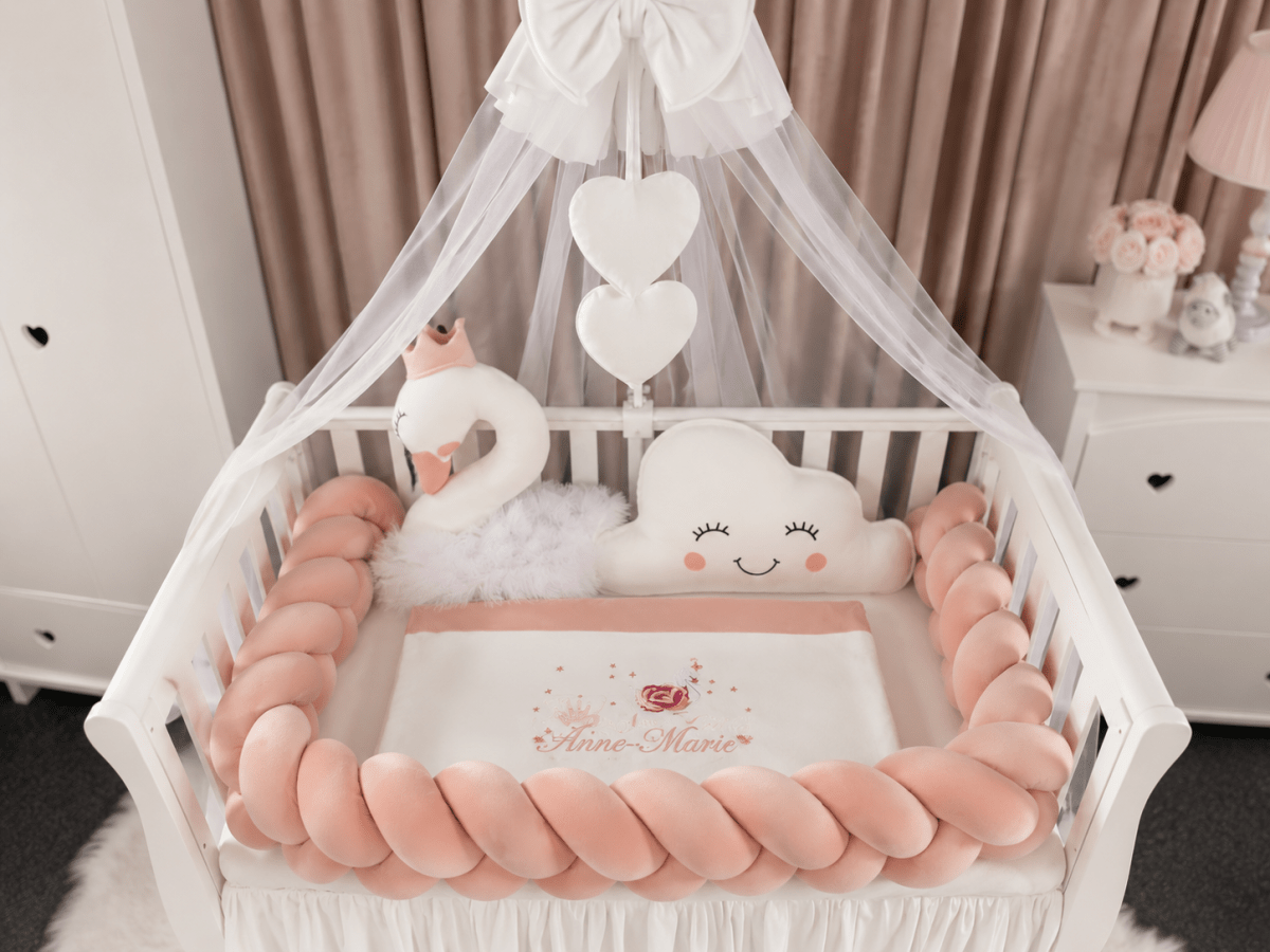 Lenjerie de patut personalizata 11 piese -Laterale Impletite Catifea Pink Lebada - PEPPIbambini - imagine 2