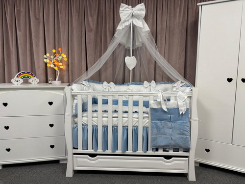 lenjerie-bebe-personalizata-12-12-2024-9 Lenjerie de patut personalizata 11 piese ROYAL Catifea White Blue - PEPPIbambini - Image 1